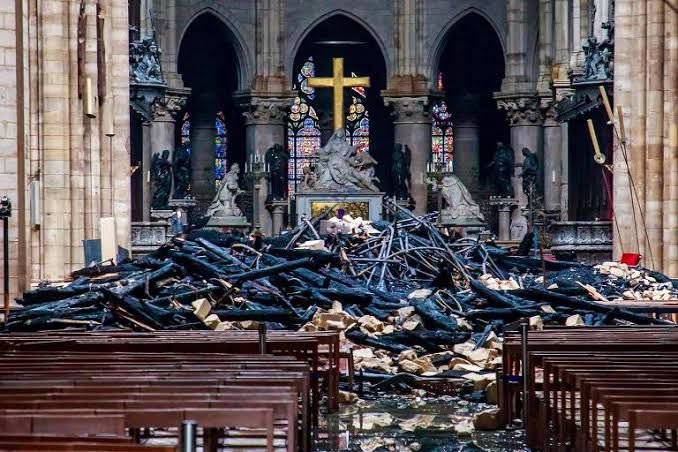 FRANÇA: DO AUGE À DECADÊNCIA DA FILHA PREDILETA DA IGREJA